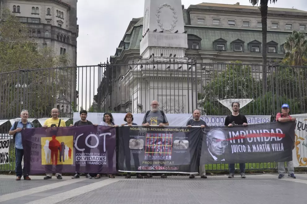 Representantes del Colectivo por los Olvidados de la Transición (COT) y de la asociación 'Todos los niños robados son también mis niños' en la Plaza de Mayo de Buenos Aires.