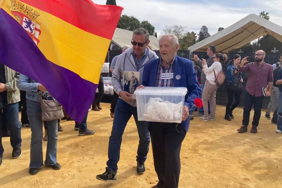 Ángel Rodríguez camina con una caja con restos de asesinados durante la represión franquista en 1936.