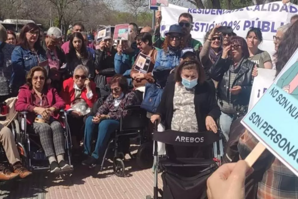 Las trabajadoras de la residencia pública de Alcalá retan a Ayuso: 'Hay ancianos que han muerto por desnutrición'