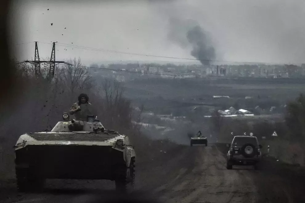 Vehículos blindados del Ejército ucraniano recorren un camino en la localidad de Bajmut, en la provincia de Donetsk, el 6 de abril de 2023.