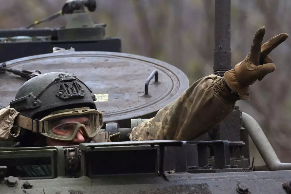 Un militar ucraniano muestra una señal de victoria mientras conduce hacia el frente durante los intensos combates en el frente de Bakhmut y Chasiv Yar, en Chasiv Yar, Ucrania , 12 de abril de 2023.