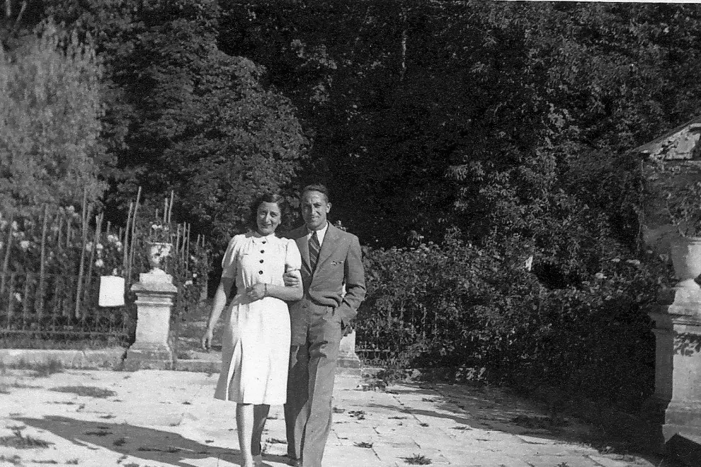 13/04/2023. Ramón Rubial y Emilia Cachorro caminando por los jardines de Aranjuez