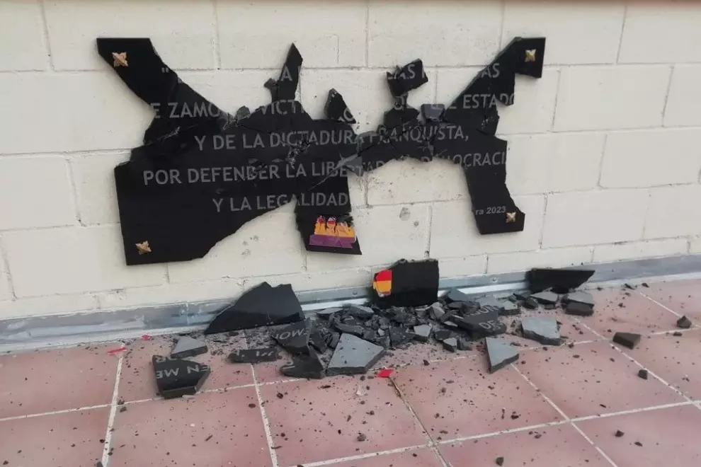 La placa en memoria a las víctimas del franquismo destrozada en el cementerio de Zamora.