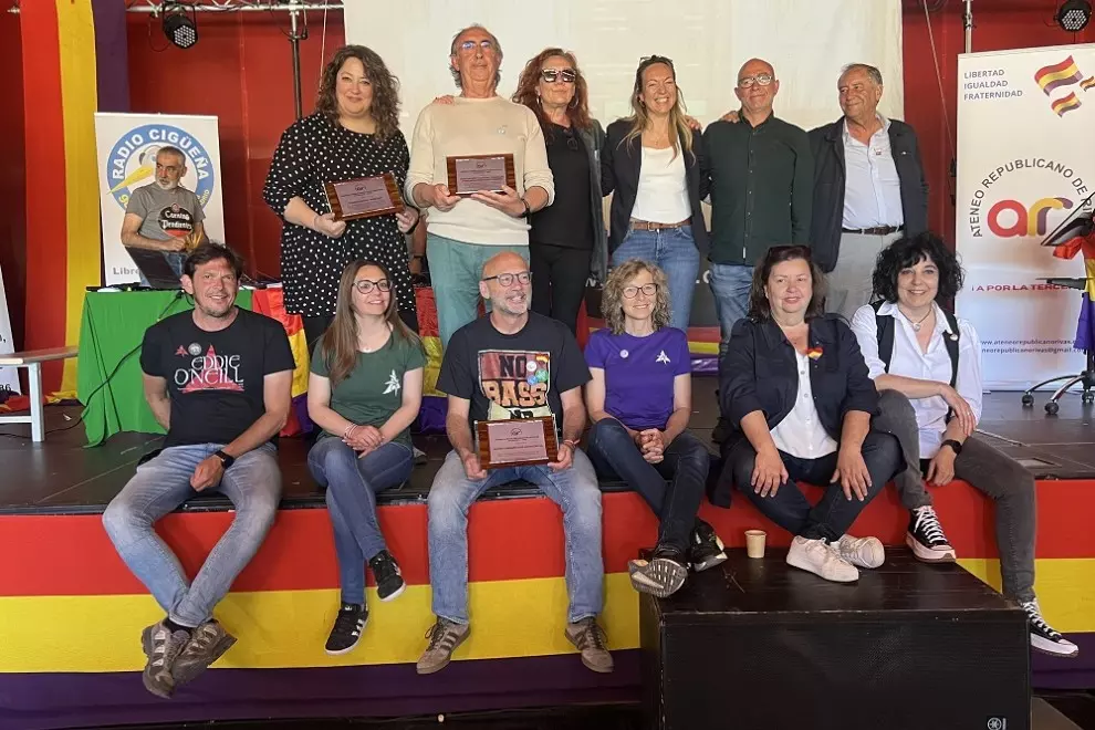 16/04/2023. La directora de 'Público' junto a los premiados y algunas autoridades políticas de Rivas Vaciamadrid, a 16 de abril de 2023.