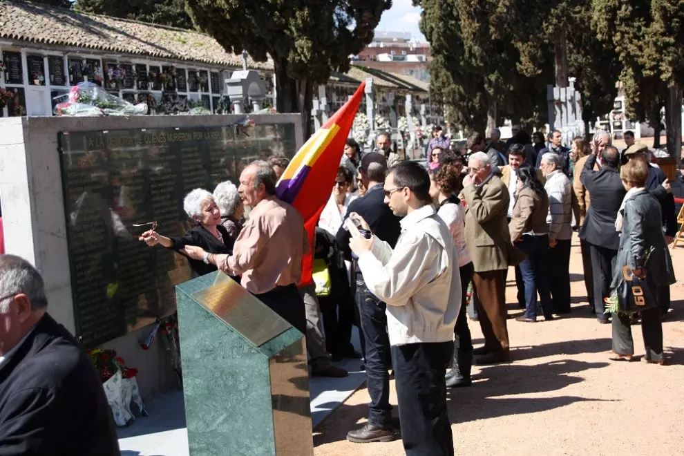 21/04/2023. Homenaje al as víctimas de Franco en el muro de la memoria del cementerio de Córdoba.