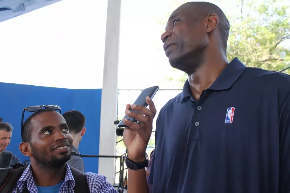 Jiménez Enoa entrevista al exjugador congoleño de la NBA Dikembe Mutombo, que participó en un programa de entrenamiento a jóvenes promesas del baloncesto en Cuba.