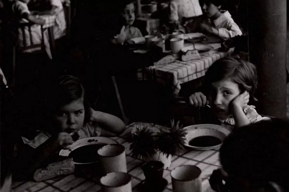 Niños en los comedores de Auxilio Social en Bilbao, en 1938.