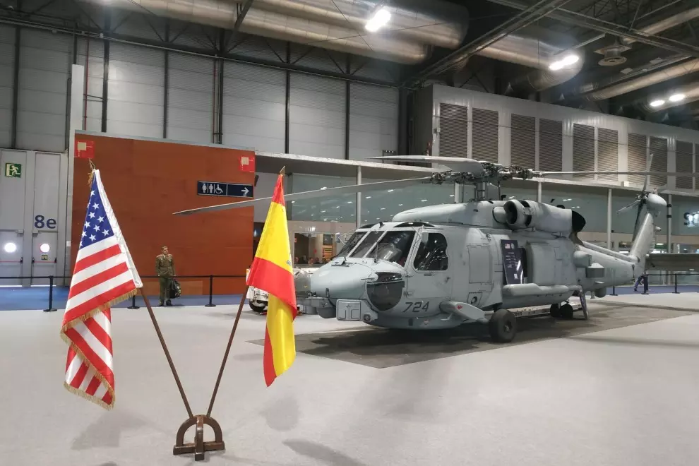 Un helícoptero de exposición en la Feria Internacional de Defensa y Seguridad de España, en Madrid, a 17 de mayo de 2023.