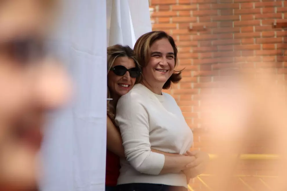 La vicepresidenta segona del govern espanyol, Yolanda Díaz, abraçada amb la candidata de BComú, Ada Colau, abans de l'inici d'un acte al Carmel