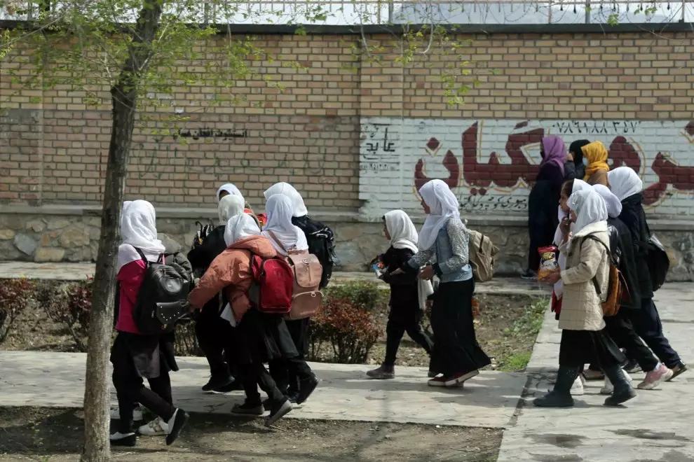 Un grupo de niñas a su salida de la escuela en Kabul (Afganistán), a 5 de junio de 2023.