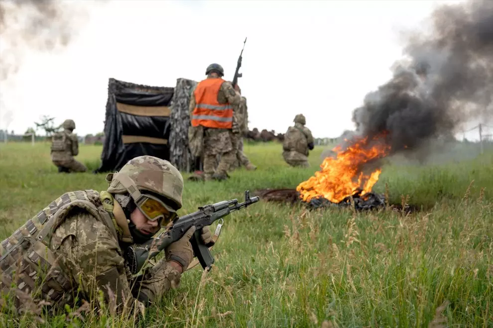 Des soldats ukrainiens lors d’un exercice militaire, le 7 juin 2023.