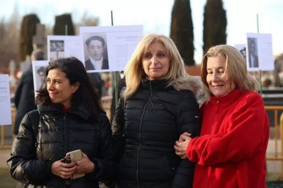 La sobrina de una víctima de la fosa de Villadangos del Páramo, una nieta de la víctima Rufino Juárez y la periodista Olga Rodríguez durante la exhumación de febrero de 2022.