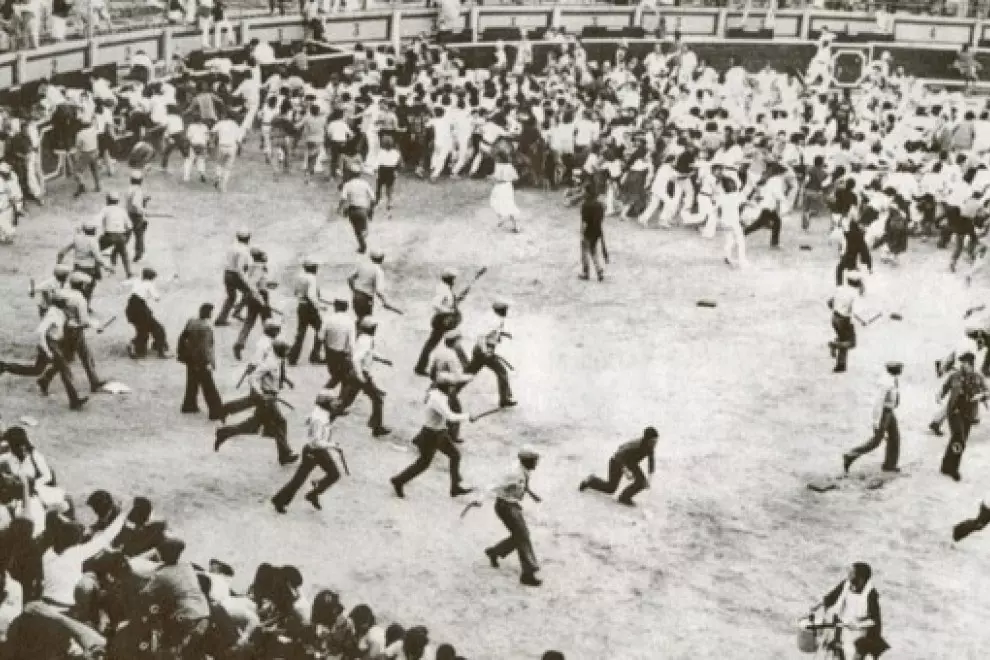 El 8 de julio de 1978, la Policía cargó dentro de la plaza de toros de Pamplona utilizando fuego real.