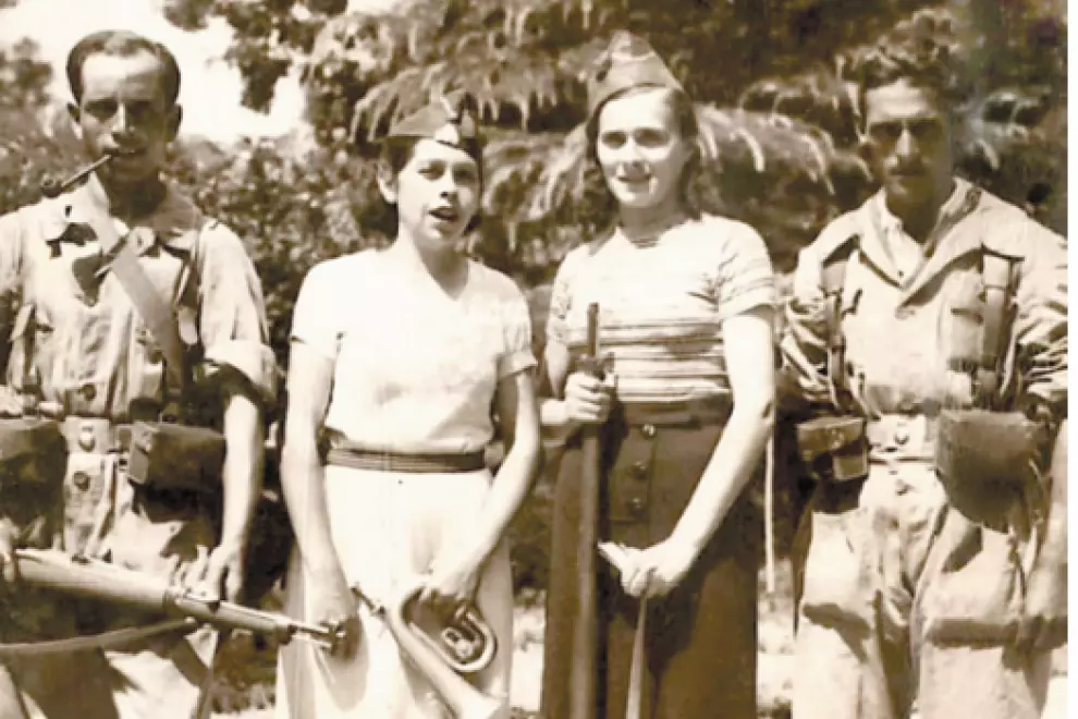 Dionisia Manzanero (con fusil) con varios compañeros del Batallón Octubre de la JSU. Foto tomada el 14 de Agosto de 1938. Archivo familiar (Alfredo Jimeno Manzanero)