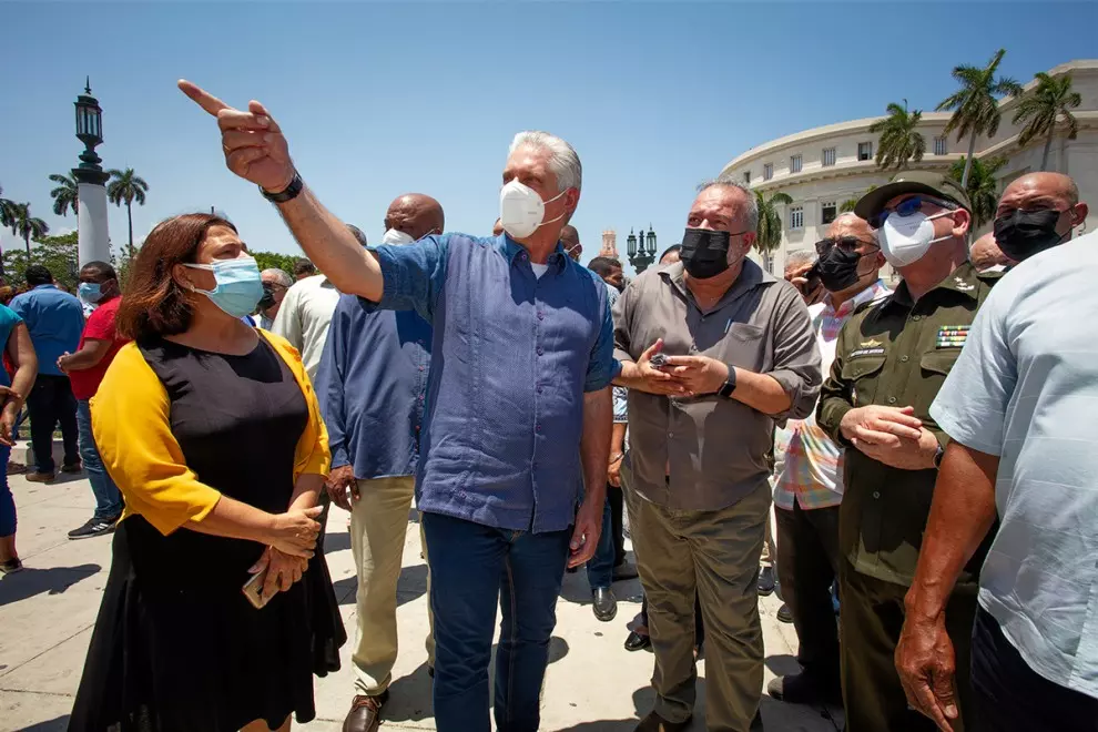 El presidente de Cuba, Miguel Díaz-Canel, con ciudadanos durante la pandemia de la covid-19