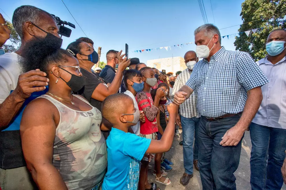 El presidente de Cuba, Miguel Díaz-Canel, con ciudadanos durante la pandemia de la covid-19