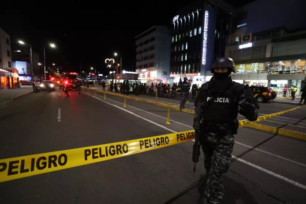 Un policía permanece apostado en los aledaños de la Clínica de la Mujer, a donde fue llevado el candidato a la Presidencia de Ecuador Fernando Villavicencio, a 9 de agosto de 2023 en Quito