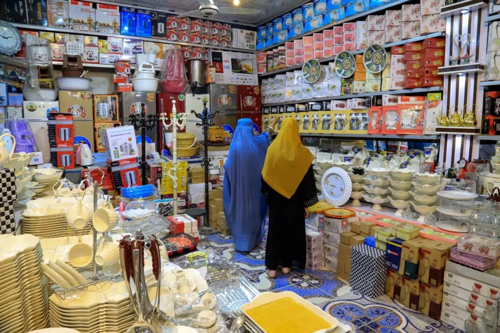 Mujeres afganas compran accesorios de cocina en un bazar en Kabul. EFE/EPA/SAMIULLAH POPAL