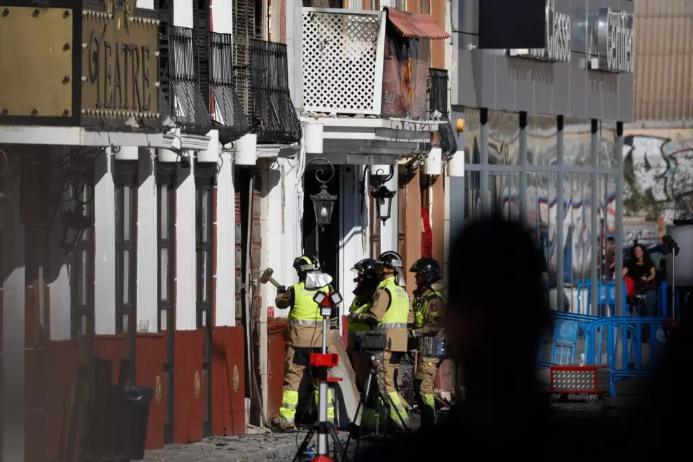 Bomberos de Murcia trabajan frente al Teatre, en la zona de ocio de Las Atalayas, donde ocurrió el incendio, a 2 de octubre de 2023, en Murcia, Región de Murcia (España).