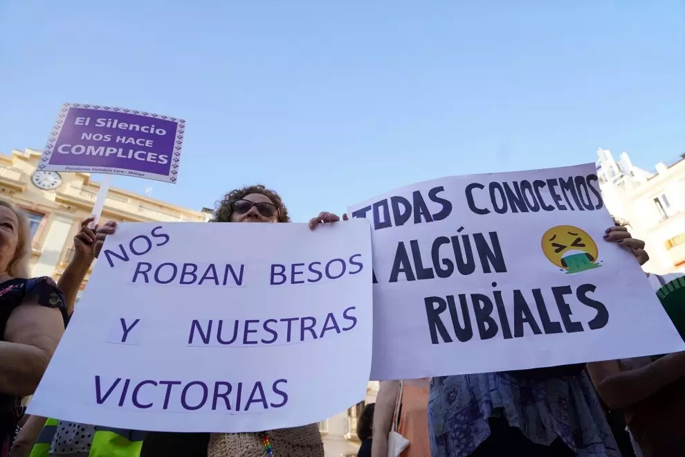 Concentración a favor de Jenni Hermoso en Málaga, a 1 de septiembre de 2023 en Málaga (Andalucía, España). El colectivo Libres y Combativas, la plataforma feminista impulsada por el Sindicato de Estudiantes e Izquierda Revolucionaria,