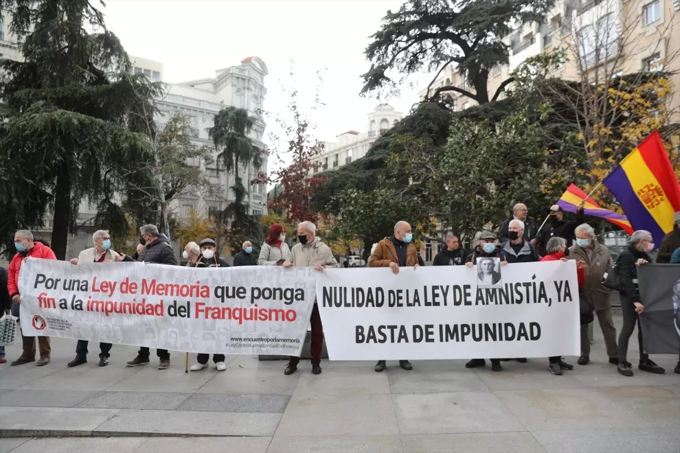 Varias personas sostienen una pancarta que reclama 'una Ley de Memoria que ponga fin a la impunidad' del franquismo, frente al Congreso de los Diputados, a 10 de diciembre de 2021, en Madrid (España).