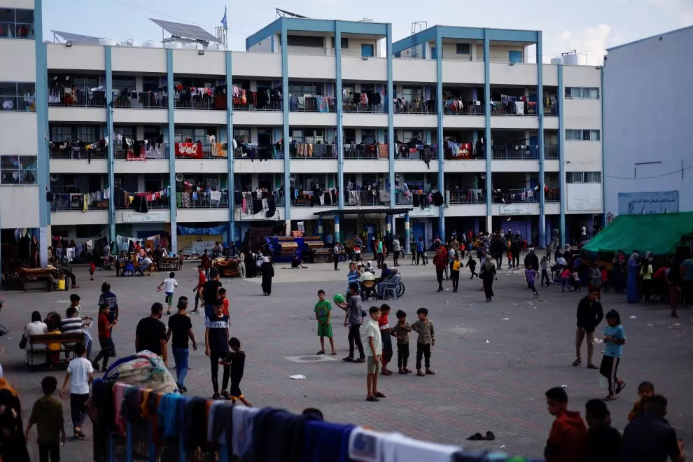 Palestinos desplazados al sur de Gaza se refugian de los ataques israelíes en un colegio de la ONU, a 16 de octubre de 2023.