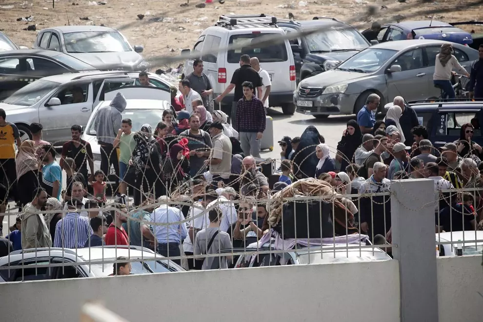 16/10/23 Refugiados palestinos esperan en el paso de Rafah, que este miércoles fue bombardeado de nuevo por Israel, con la esperanza de poder escapar a Egipto.