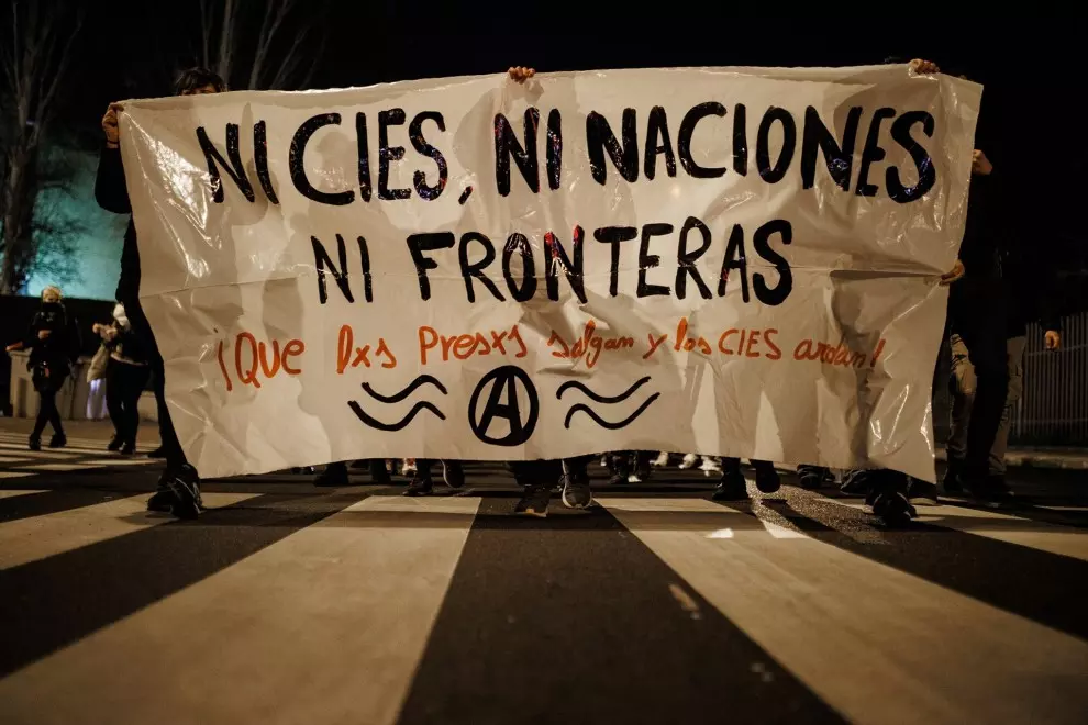 Un grupo de personas participa en una marcha contra el Centro de Internamiento de Extranjeros (CIE) de Aluche, a 30 de diciembre de 2021, en Madrid, (España).