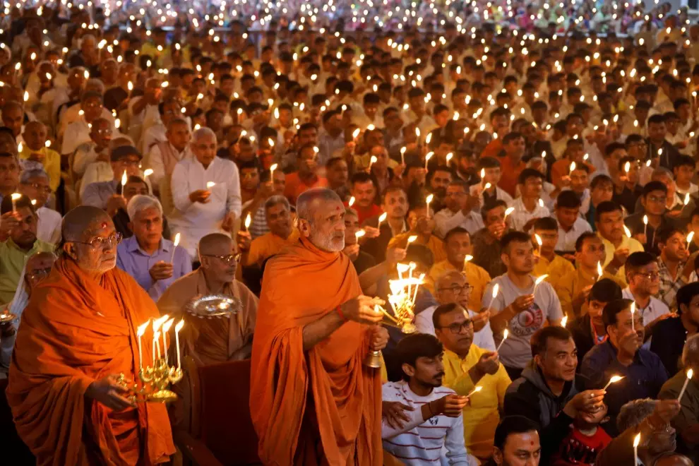 Sacerdotes y devotos celebran la apertura de un gran templo al dios hindú Lord Ram en la ciudad norteña de Ayodhya, India, a 22 de enero de 2024.