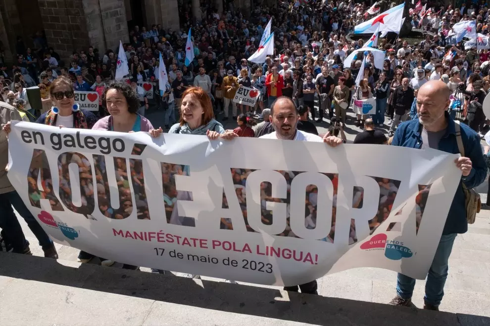 Varias personas se manifiestan por el Día de las Letras Galegas, a 17 de mayo de 2023, en Santiago de Compostela.