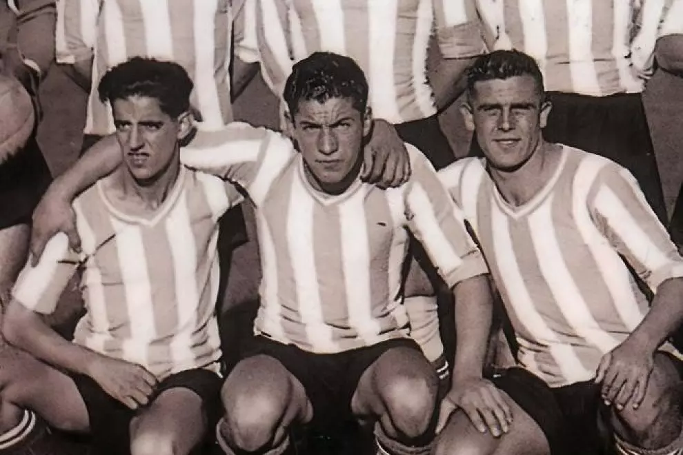 Bebel, entre los futbolistas Cela y Diz, durante un partido del Deportivo en 1933.