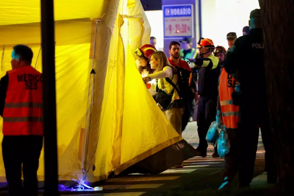 22-2-24 - Los servicios de emergencia trabajan en la escena del fuego del edificio del barrio de Campanar, en València.