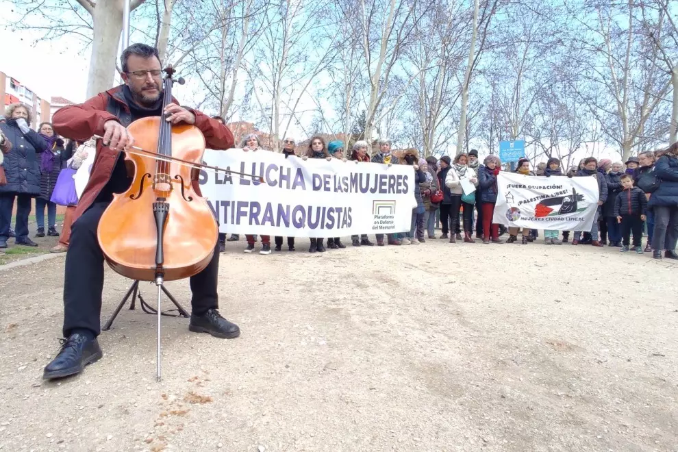 David Ortiz tocando en el acto en homenaje a las mujeres fusiladas antifranquistas.