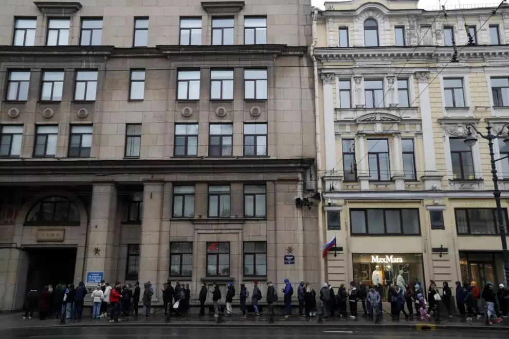 Multitud de rusos se movilizan a mediodía para votar contra Putin en una acción de la oposición