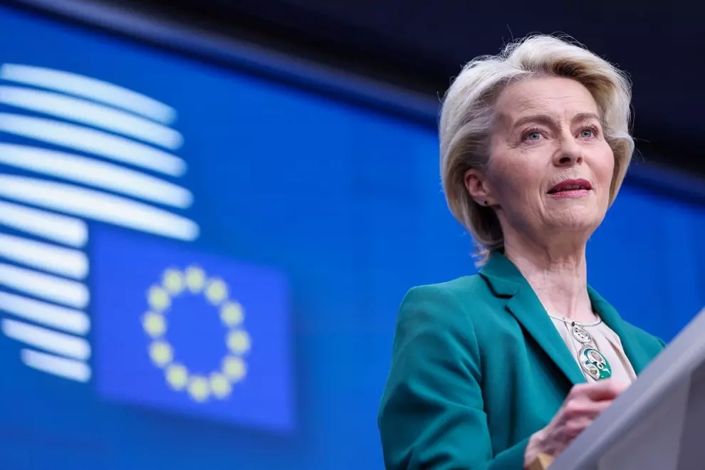 La Presidenta de la Comisión Europea, Ursula von der Leyen, asiste a una conferencia de prensa el día de una cumbre de líderes de la Unión Europea, en Bruselas, el 22 de marzo de 2024.