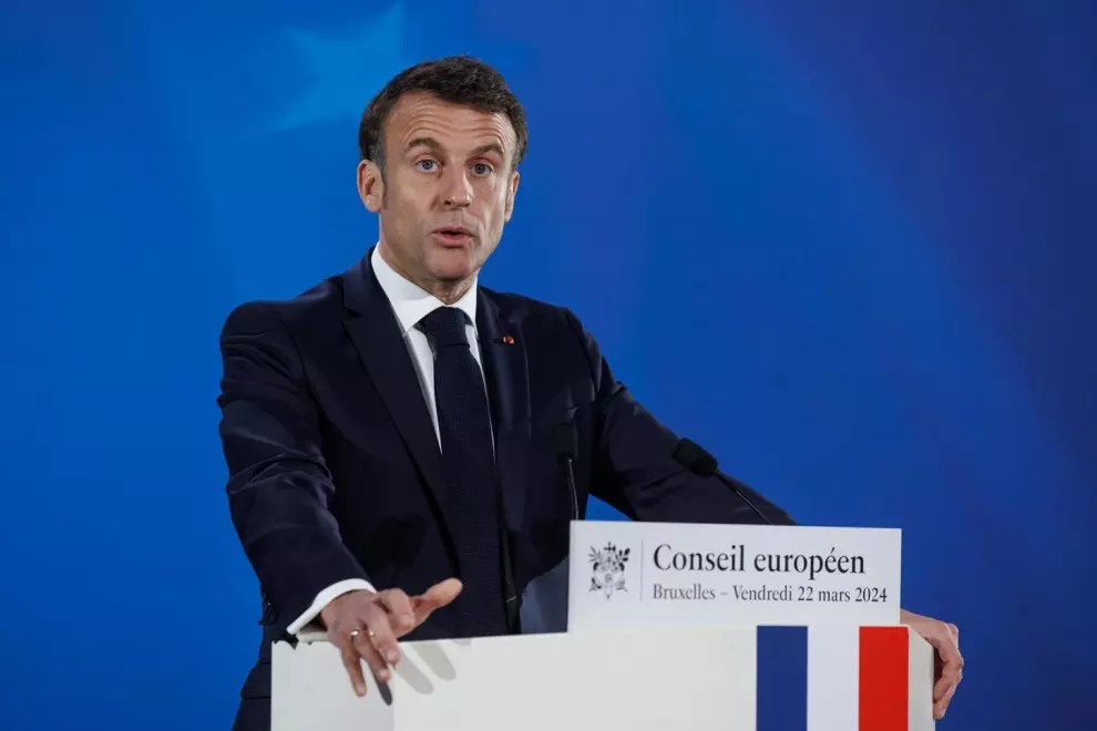 Emmanuel Macron habla con la prensa durante el segundo día de una reunión del Consejo Europeo en Bruselas, Bélgica, el 22 de marzo de 2024.