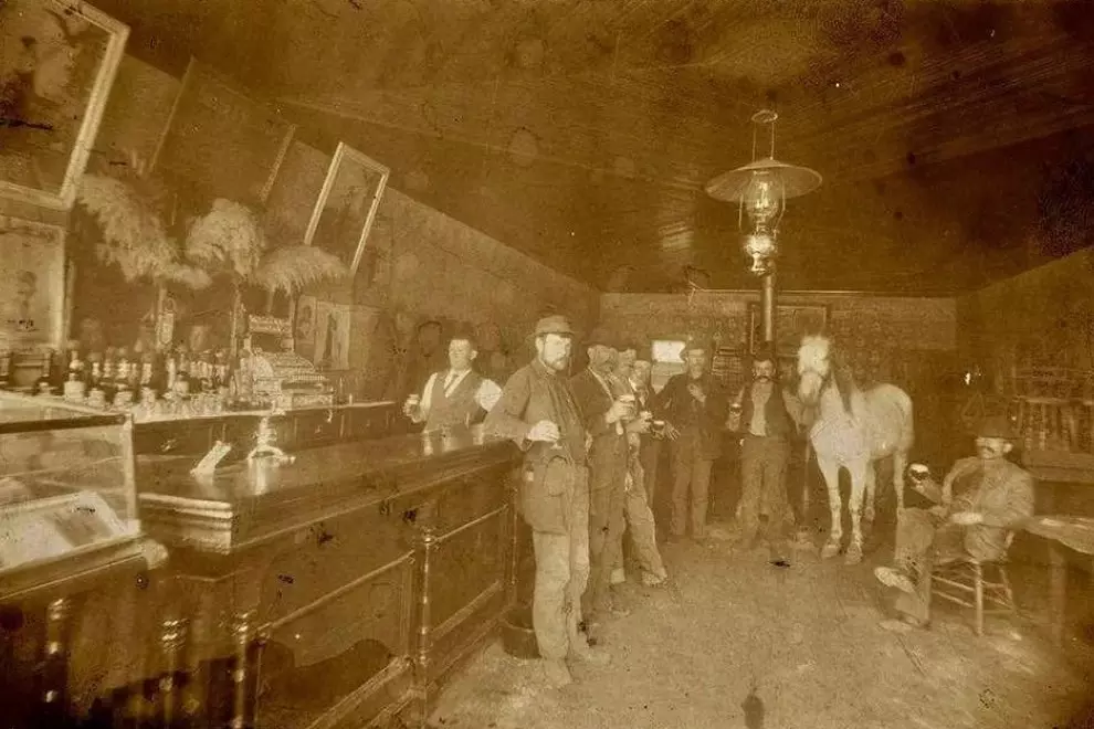 Un salón de Castle Dale (Utah), en 1905.