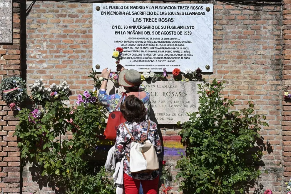 Homenaje a las víctimas del franquismo en Madrid con el lema 'Por la declaración de Lugar de Memoria de la Necrópolis', en el cementerio civil de Madrid.