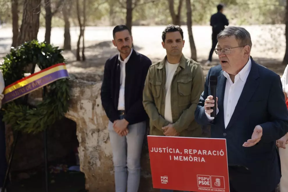 Ximo Puig participa en el acto que el PSPV-PSOE de Paterna (Valencia) celebra para conmemorar el Día de la República en el Paredón de España.