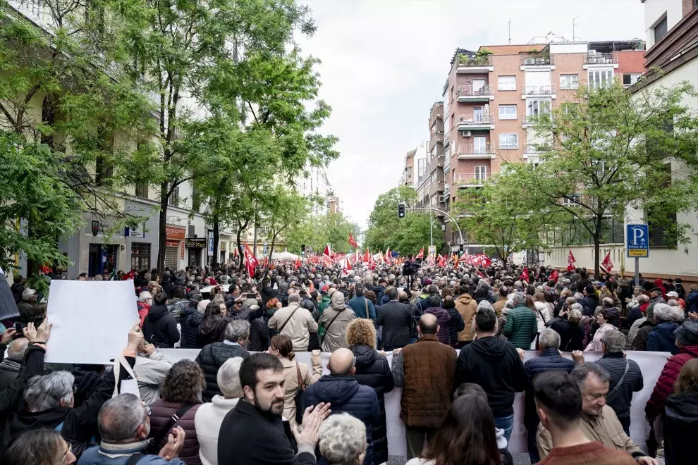 Cientos de personas durante una concentración en la calle de Ferraz en apoyo al presidente del Gobierno, Pedro Sánchez, en la sede del PSOE, a 27 de abril de 2024