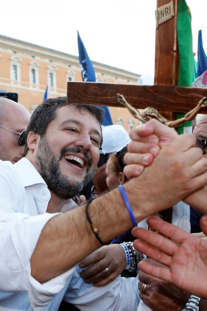 19/10/2019.- Un partidario se da la mano con el líder del partido de la Liga, Matteo Salvini, después de una manifestación en Roma. REUTERS / Remo Casilli