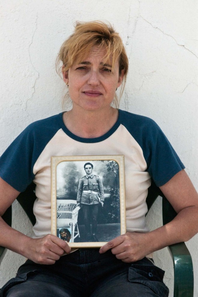 Mari Carmen España sostiene el retrato de su abuelo, Manuel España, antes de ser fusilado en el verano de 1936.- PÚBLICO