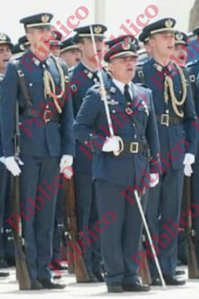 El capitán Meroño en la Academia General del Aire, con el sable de Jefe de Escuadrilla.