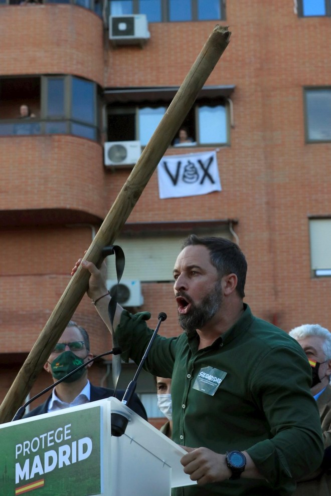 07/04/2021.-. El líder de VOX, Santiago Abascal, interviene durante el acto de presentación de la candidatura de Rocío Monasterio, para las próximas elecciones en la Comunidad de Madrid, este miércoles en el distrito de Puente de Vallecas, Madrid. Efectiv