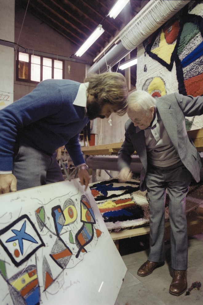 Joan Miró y Josep Royo revisando la maqueta del tapiz.