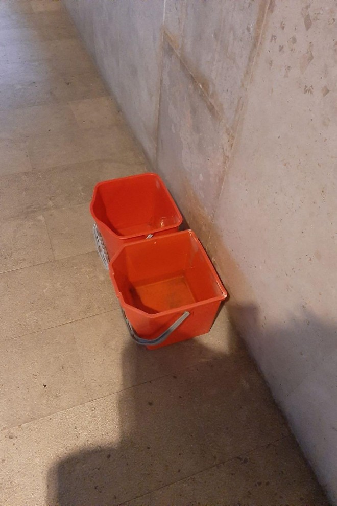 Cubos de plástico evitan que el agua se esparza por el pavimento del Centro  Alzhéimer de la Fundación Reina Sofía.