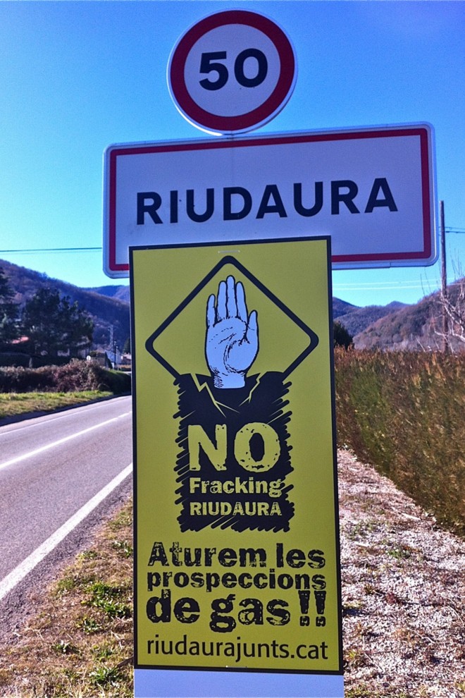 Cartell contra el fracking a Riudaura, la Garrotxa.