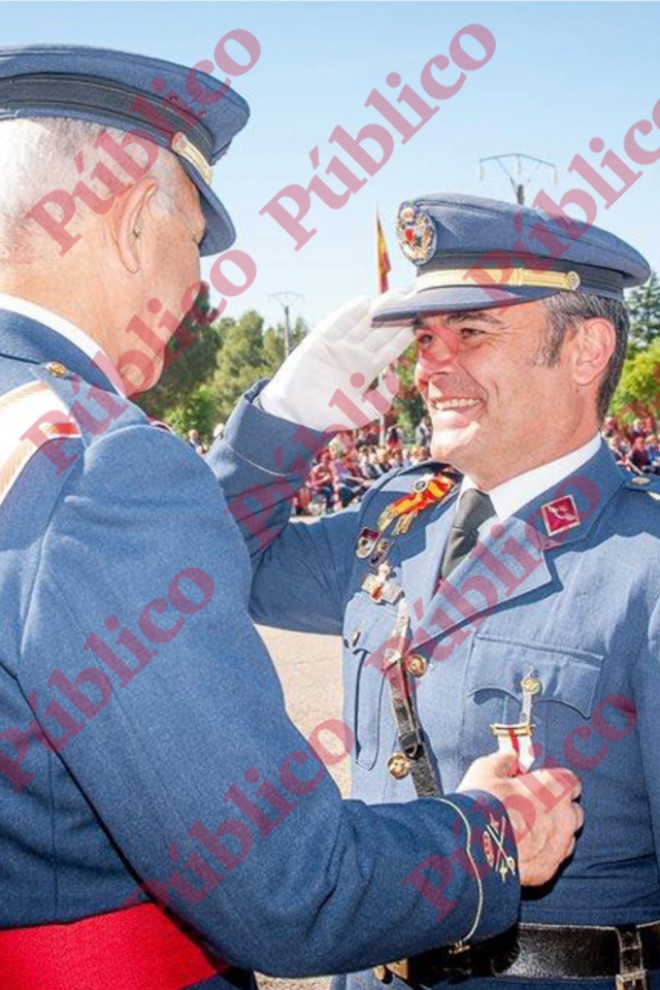 El capitán Meroño recibe la Medalla al Mérito Aeronáutico, en junio de 2017.