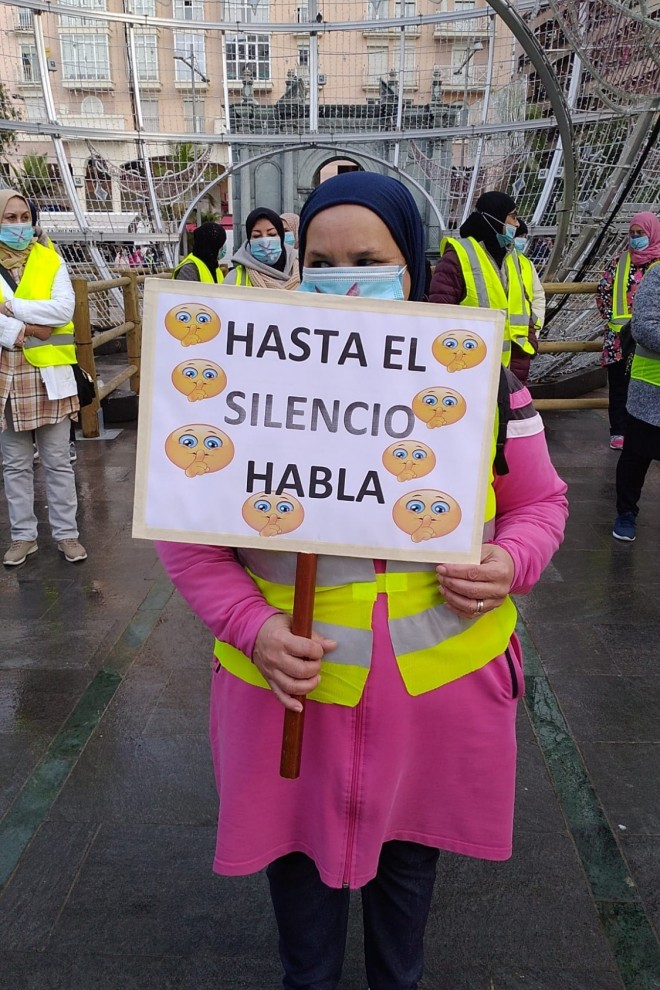 Trabajadora transfronteriza durante una de las protestas frente a la Delegación del Gobierno.