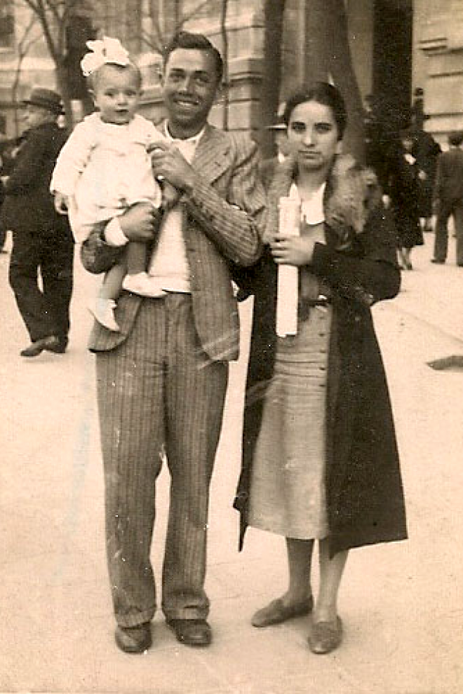 26/3/22 Miguel Hernández con su hermana Elvira y su sobrina, en la Gran Vía de Madrid